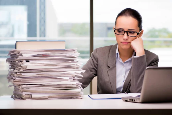 Jeune femme d'affaires travaillant dans le bureau — Photo