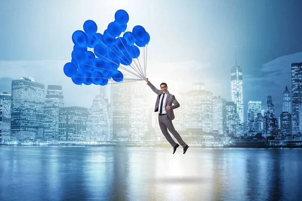 Geschäftsmann fliegt mit Ballon in Challenge-Konzept — Stockfoto