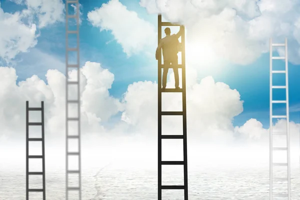 Бизнесмен поднимается по лестнице на небо — стоковое фото
