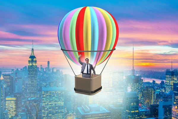 Бизнесмен летит на воздушном шаре в концепции вызова — стоковое фото