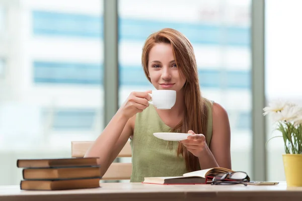 お茶を飲む試験の準備をする若い学生 — ストック写真
