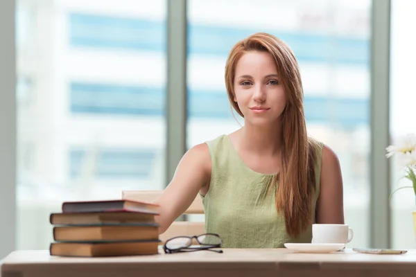 Mujer joven preparándose para los exámenes escolares — Foto de Stock