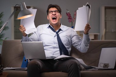 İşadamı işkolik evde geç saatlere kadar çalışıyor