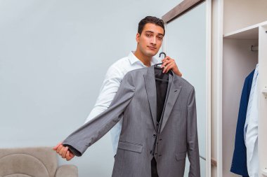 İş adamı iş için giyiniyor.