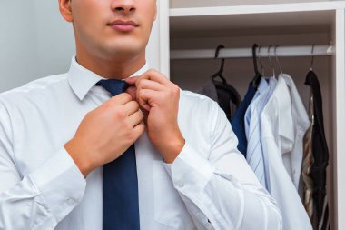 İş adamı iş için giyiniyor.