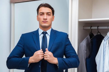 İş adamı iş için giyiniyor.