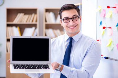 Onun laptop ekran gösteren genç işadamı