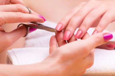 Kadın el manikür oturumu sırasında