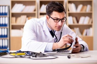 IT teknisyeni kırık dizüstü bilgisayarı tamir ediyor.