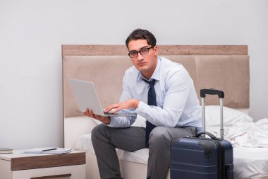 Otelde iş gezisinde çalışan bir işadamı.