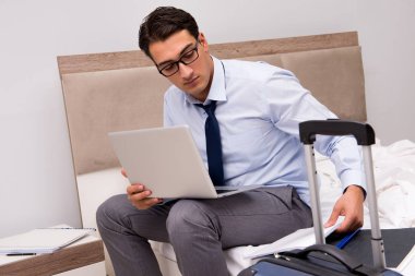 Otelde iş gezisinde çalışan bir işadamı.