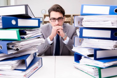 Aşırı çalışma nedeniyle stresli bir işadamı