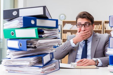 Aşırı çalışma nedeniyle stresli bir işadamı