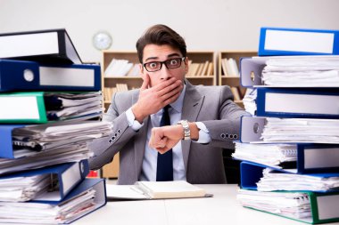 Aşırı çalışma nedeniyle stresli bir işadamı