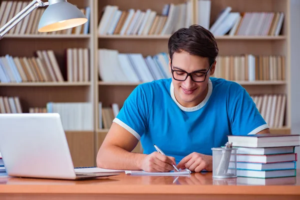 Estudante se preparando para exames universitários — Fotografia de Stock