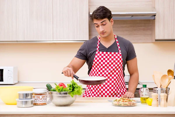 Homem cozinheiro masculino preparar comida na cozinha — Fotografia de Stock