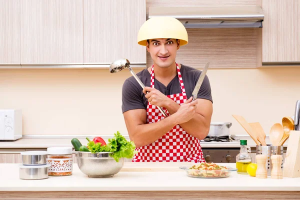 Homme cuisinier préparant la nourriture dans la cuisine — Photo