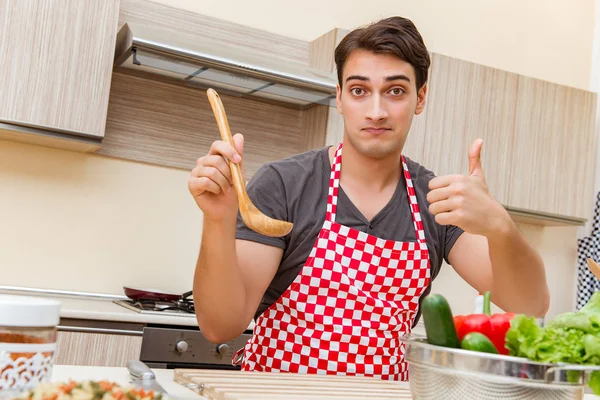 Homem cozinheiro masculino preparar comida na cozinha — Fotografia de Stock