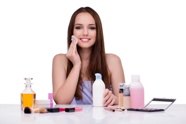 Mujer haciendo maquillaje aislado en blanco — Foto de Stock