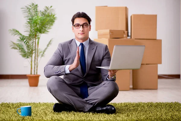 Empresario meditando en el piso de la oficina —  Fotos de Stock