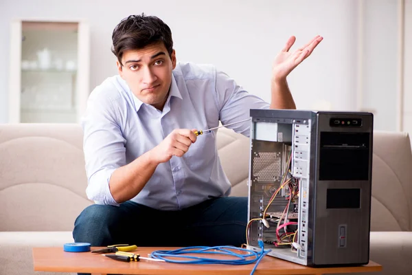 Разочарованный человек со сломанным компьютером — стоковое фото