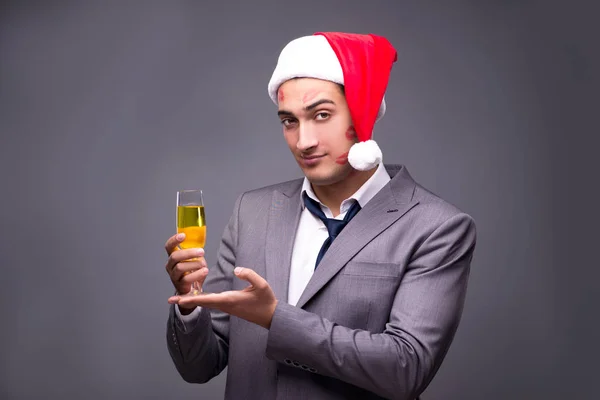 Mann trägt Weihnachtsmann in lustigem Festkonzept — Stockfoto