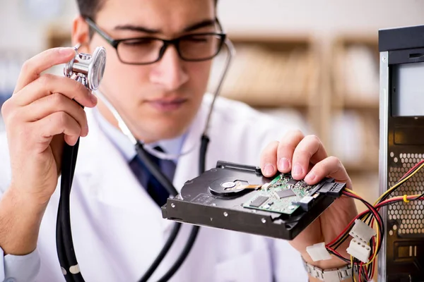 Профессиональный ремонтник ремонтирует сломанный жесткий диск — стоковое фото