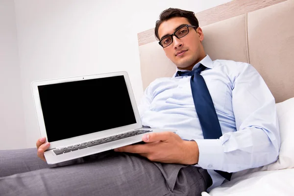 Empresario trabajando en la cama en casa — Foto de Stock