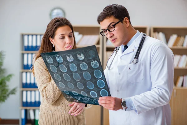 Giovane medico guardando tomografia computerizzata immagine a raggi X — Foto Stock