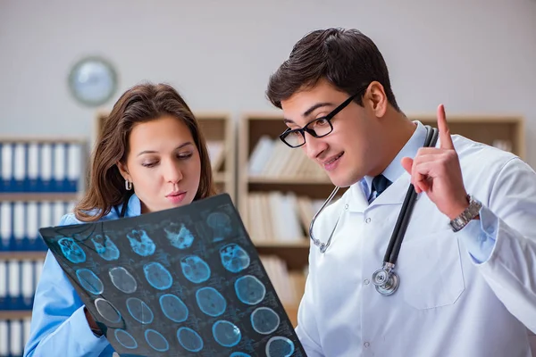 Giovane medico guardando tomografia computerizzata immagine a raggi X — Foto Stock