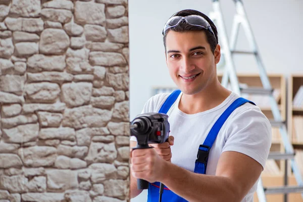 Reparador trabajando con perforadora de perforación — Foto de Stock