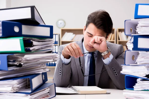 Empresário ocupado sob estresse devido ao excesso de trabalho — Fotografia de Stock