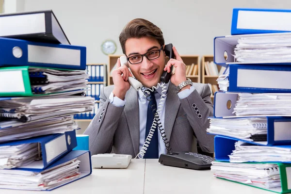 Drukke zakenman onder stress als gevolg van overmatig werk — Stockfoto