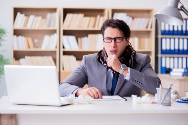 Hasta işadamı, ofiste hastalık yüzünden acı çekiyor.