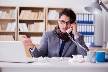 Hasta işadamı, ofiste hastalık yüzünden acı çekiyor.