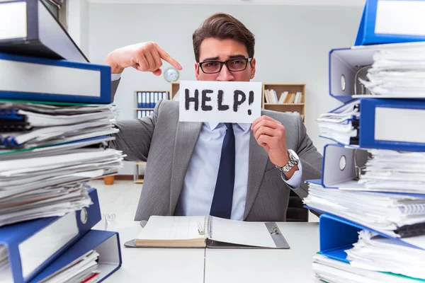 Upptagen affärsman ber om hjälp med arbetet — Stockfoto