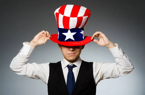 Hombre usando sombrero con símbolos americanos — Foto de Stock