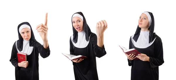 Bonita monja con Biblia aislada en blanco — Foto de Stock