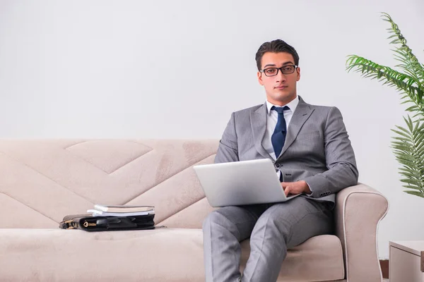Uomo d'affari con notebook portatile seduto nel divano — Foto Stock