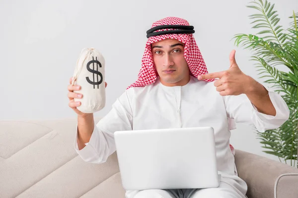 Młody arabski biznesmen w koncepcji biznesu — Zdjęcie stockowe
