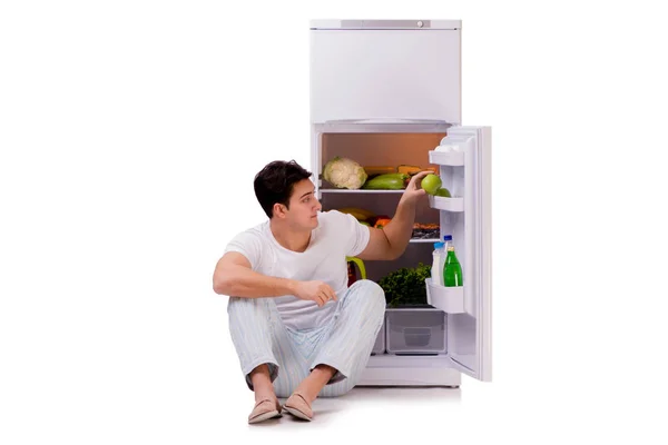 Muž vedle lednička plná potravin — Stock fotografie