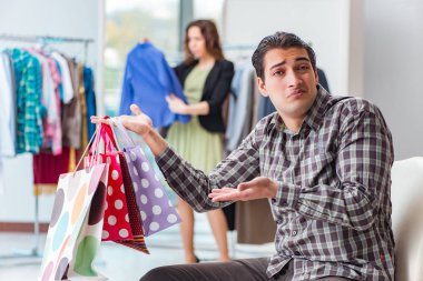 Karısı için Noel alışveriş sırasında bekleyen adam