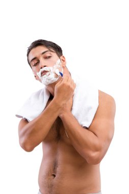 Yakışıklı adam, beyazın üzerinde tek başına tıraş oluyor.