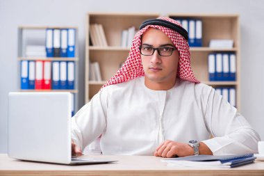 Genç Arap iş adamı konsepti