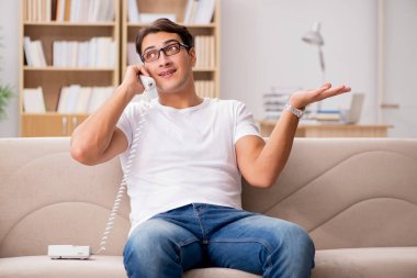 Koltukta yalan telefonda konuşan genç adam