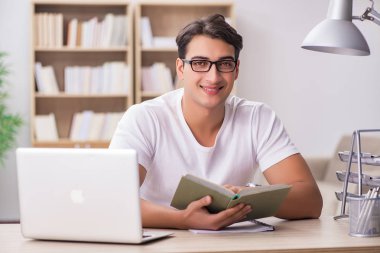 Ofiste çalışan genç adam.