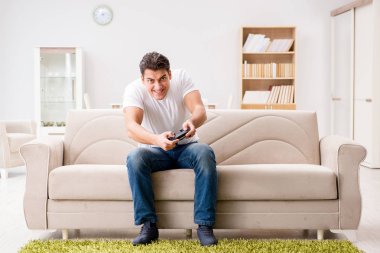 Bilgisayar oyunlarına bağımlı bir adam