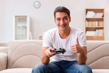 Bilgisayar oyunlarına bağımlı bir adam