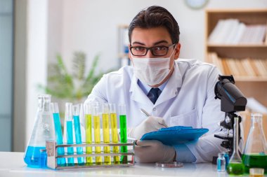 Laboratuvarda çalışan doktor.