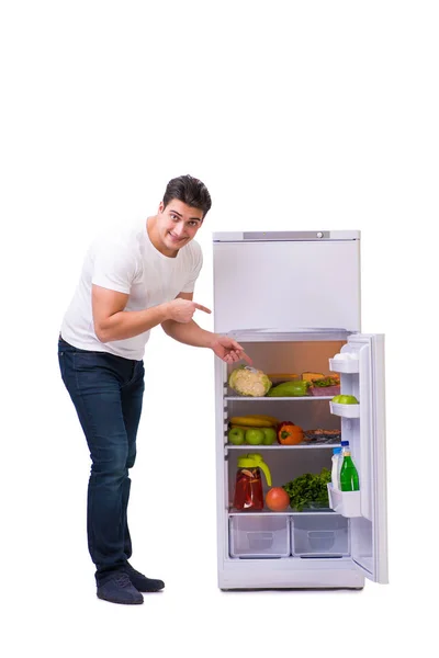 Hombre junto al refrigerador lleno de comida — Foto de Stock